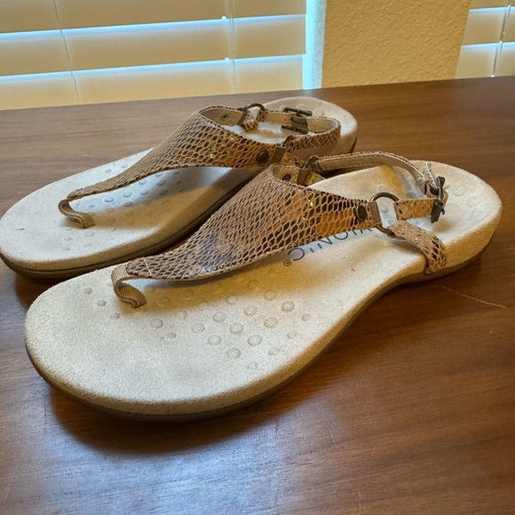 Women's Vionic Tan Sandals women’s sized 6 - Picture 2 of 11
